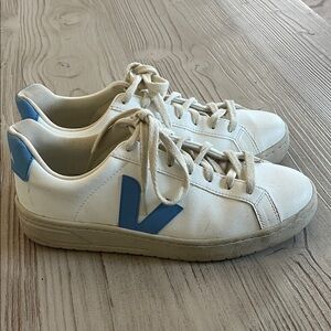 Veja white sneakers blue accent women’s size 9 excellent condition